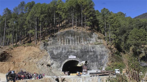Equipes de resgate correm contra o tempo para retirar trabalhadores indianos de túnel