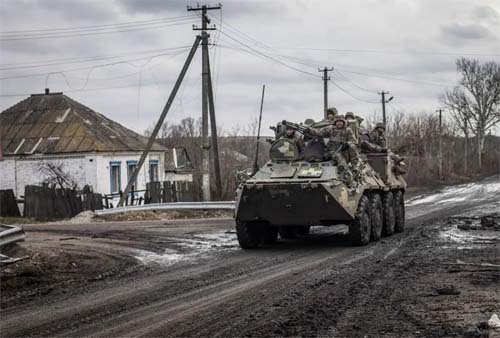 Ucrânia reforça defesas no leste enquanto Rússia envia ondas de ataques