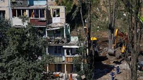 Ucrânia vive dia de luto após bombardeio que deixou 31 mortos; operações de resgate são encerradas