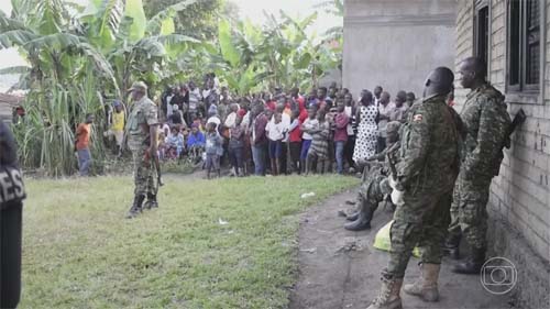 Ataque a escola no Uganda faz mais de 40 mortos