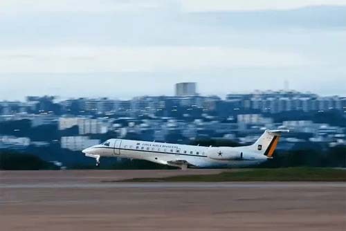 Ministros de Lula aproveitam aviões da FAB para passar fim de semana em casa