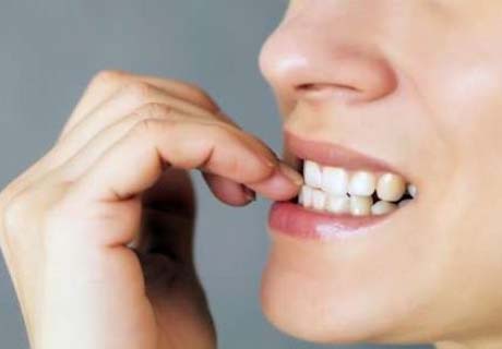 Inimigo da saúde bucal: roer unha pode entortar os dentes