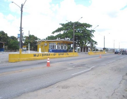 PRF apreende mercadorias na BR 104
