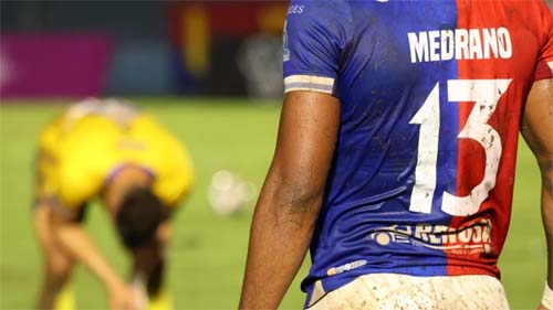 A volta dos 'números malditos' do crime organizado às camisas de futebol em El Salvador