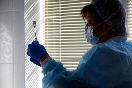 Para analistas, vacinação em massa é vital para a recuperação de empregos