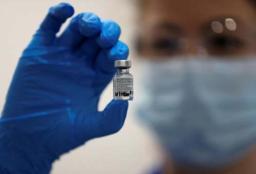 Enfermeiro vacinado dos EUA contrai Covid; especialista diz que vacina requer mais tempo