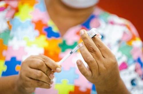 Saúde inicia vacinação bivalente para pessoas de 60 a 69 anos na segunda