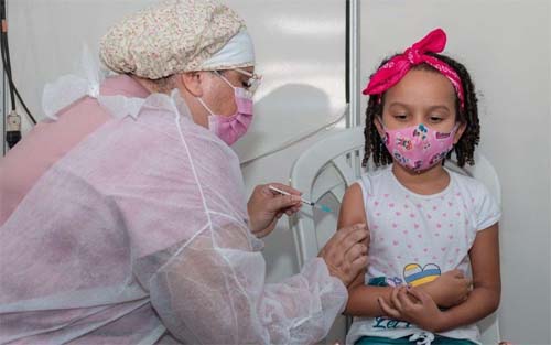 Maceió inicia vacinação contra a Covid-19 em crianças de 6 meses a 2 anos com comorbidades nesta segunda