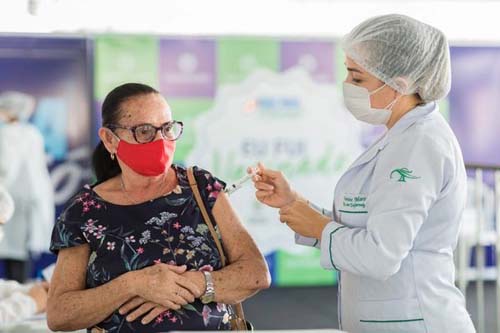 Maceió começou a vacinar gestantes e puérperas com comorbidades neste domingo (16)
