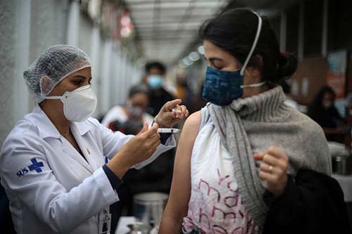 Vagas de emprego que exigem vacinação crescem 500% em três meses