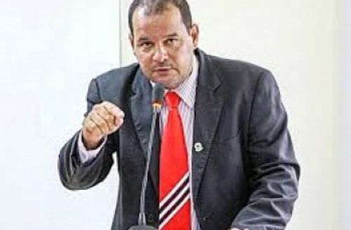 Após vídeo jogando dinheiro ao ar em plenária, vereador rebate acusações do presidente da Câmara