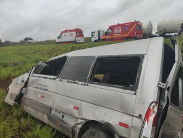Van da Sesau capota e seis pacientes transplantados ficam feridos na BR-101