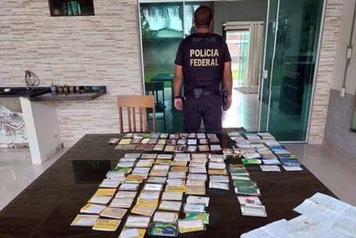 PF prende suspeitos de reter cartões do Auxílio Brasil para cobrar empréstimos abusivos no interior do Amazonas