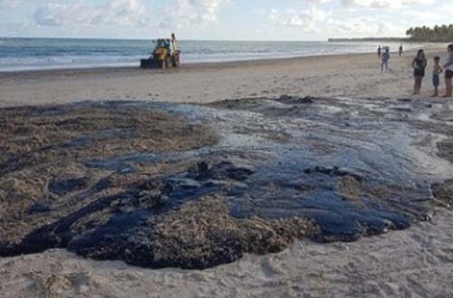 Vazamento de óleo no NE pode ter partido de navio irregular, segundo Marinha
