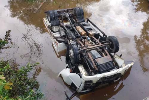 Caminhão cai em rio após colisão na BR-104 entre Murici e Branquinha