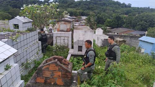 Dupla é flagrada por drone policial vendendo droga dentro de cemitério