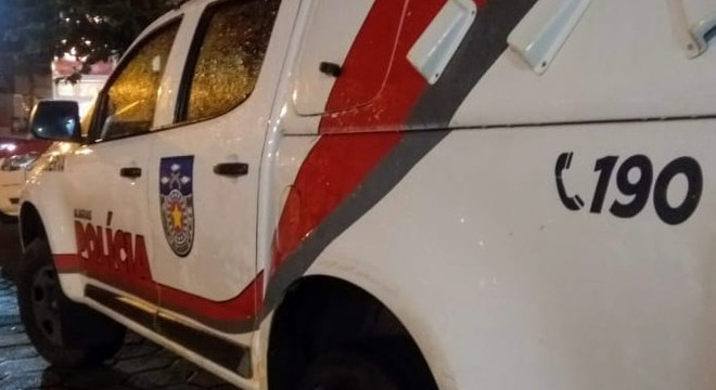 Homem é esfaqueado enquanto dormia; autor do crime foi preso