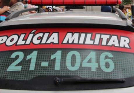 População se revolta com apreensão de menor e tenta agredir PMs 