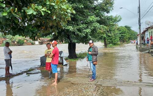 Rio Paraíba transborda e invade ruas em Viçosa, na Zona Mata de AL