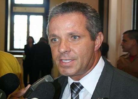 Prefeito afirma ter sido vítima de atentado no interior de AL