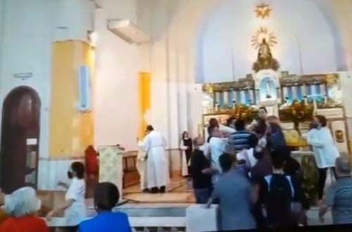 Padre é agredido no altar da igreja durante missa no Cachambi