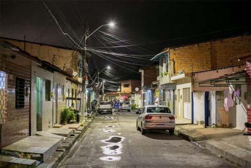 Homem é encontrado com a cabeça deformada a pedradas na capital