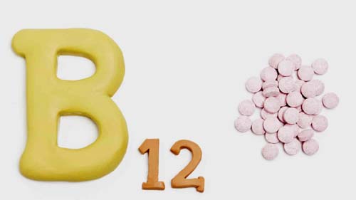 Qual é a importância da vitamina B12, presente na carne, peixe e ovos?