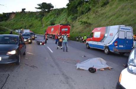Após ultrapassagem, motociclista cai e é esmagado por carreta