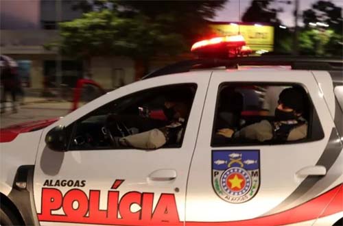 Durante 'delivery' de droga, homem é preso com arma e drogas no Cruzeiro do Sul