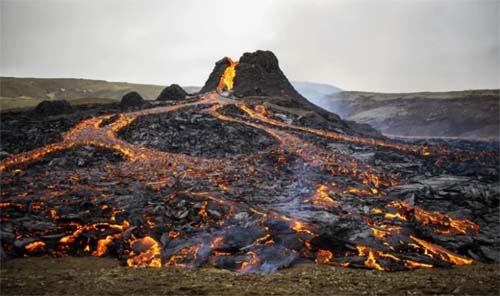 Vulcão entra em erupção pela primeira vez em 800 anos na Islândia