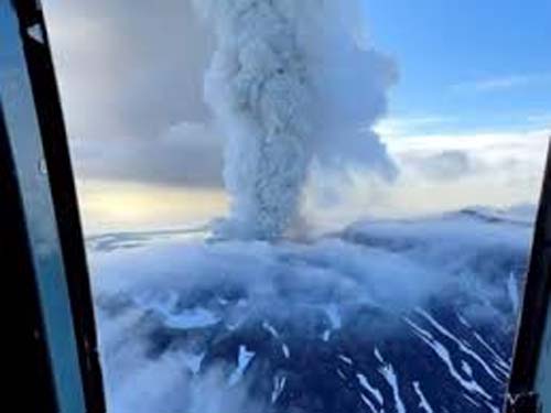 Vulcão adormecido há 500 anos entra em erupção na Rússia