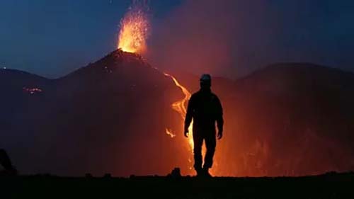 Vulcão Etna, o mais ativo da Europa, entrou em erupção