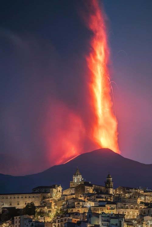 Erupção do Etna cria nuvem de cinzas com 10 quilómetros de altura