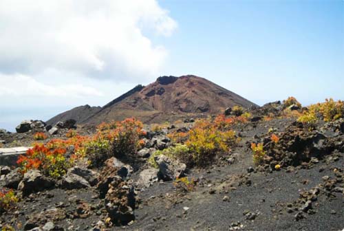 Vulcão que pode gerar tsunami no Brasil entra em alerta amarelo de erupção