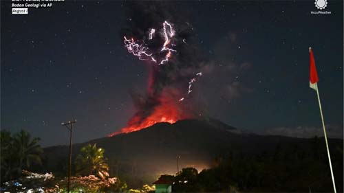 Vulcão na Indonésia entra em erupção e lança cinzas a 10 km de altura