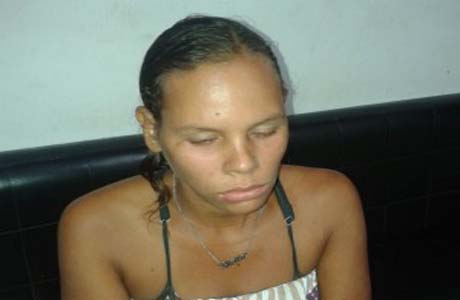 Mãe é presa acusada de torturar filha de 3 anos 