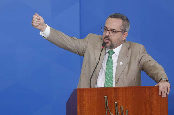 MEC revoga portaria que limitava participação de cientistas em congressos