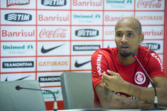 CSA confirma contratação do lateral Wellington Silva, ex-Flu, Fla e Inter