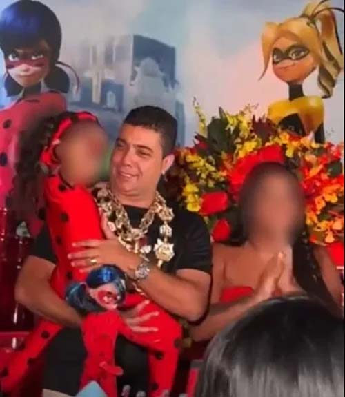 Com mandado de prisão ativo, chefe do Comando Vermelho aparece em festa infantil