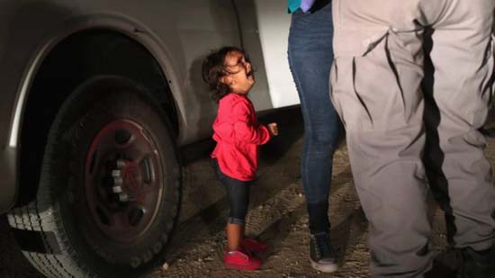 Menina que virou símbolo da separação de famílias nos EUA e estampou capa da Time não foi tirada da mãe