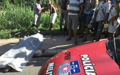Motoqueiro morre ao colidir frontalmente com poste em Maceió