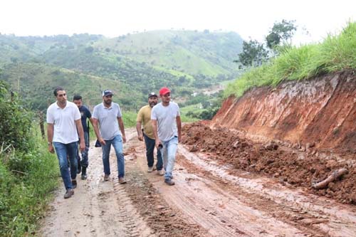 Prefeito de Santana do Mundaú acompanha trabalho de recuperação das estradas da zona rural